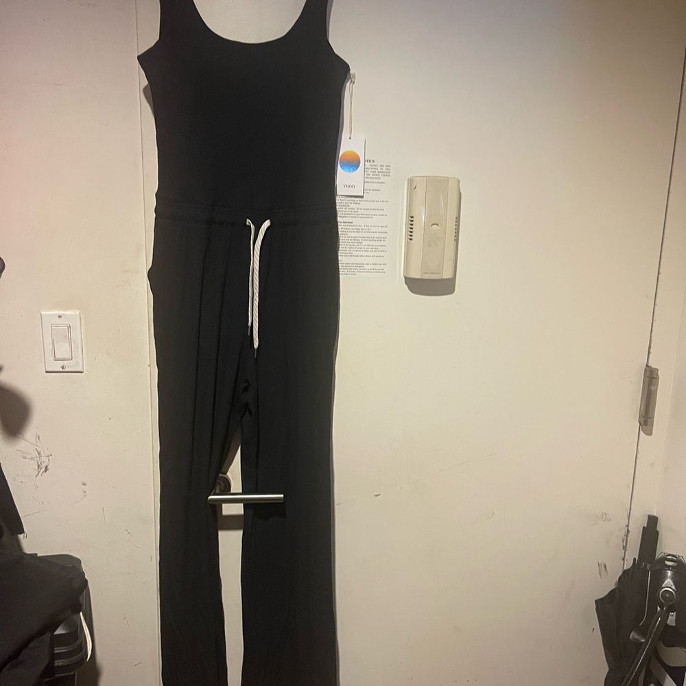 Vuori Black Classic Jumpsuit with Wide-Leg Design + BONUS